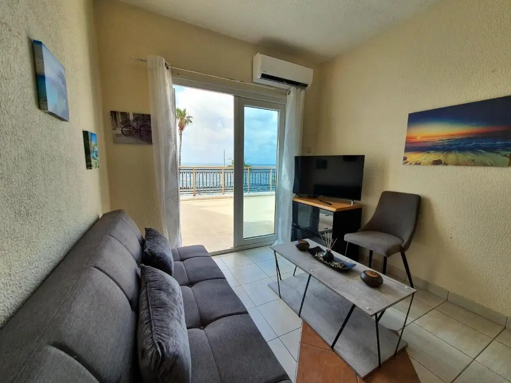 Пафос: Poseidon 51 - Beachfront Two Bedroom Apartment