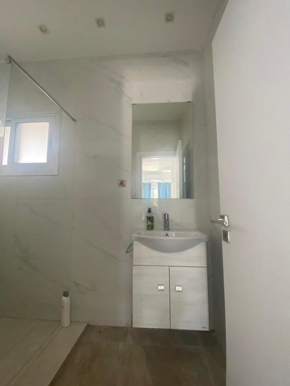 Агиос Тихонас: 1-Bedroom Duplex 100m by the Sea