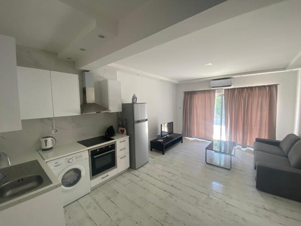 Агиос Тихонас: 1-Bedroom Duplex 100m by the Sea
