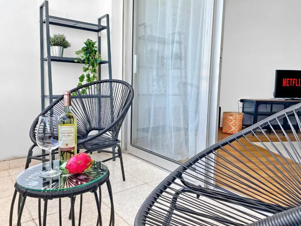 Ларнака: 1BR Seaview Apt close to the beach - Top location