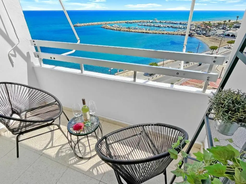 Ларнака: 1BR Seaview Apt close to the beach - Top location