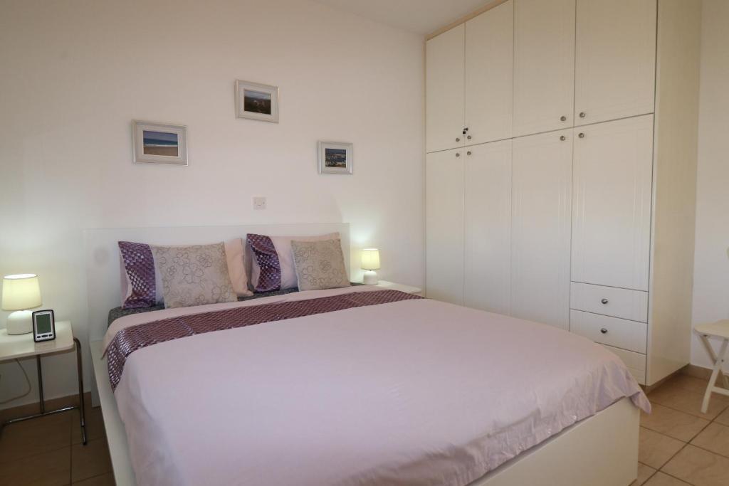 Пафос: Sunset apartment with pool & 10 mins to Venus beach