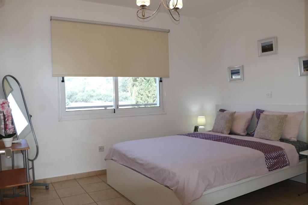 Пафос: Sunset apartment with pool & 10 mins to Venus beach