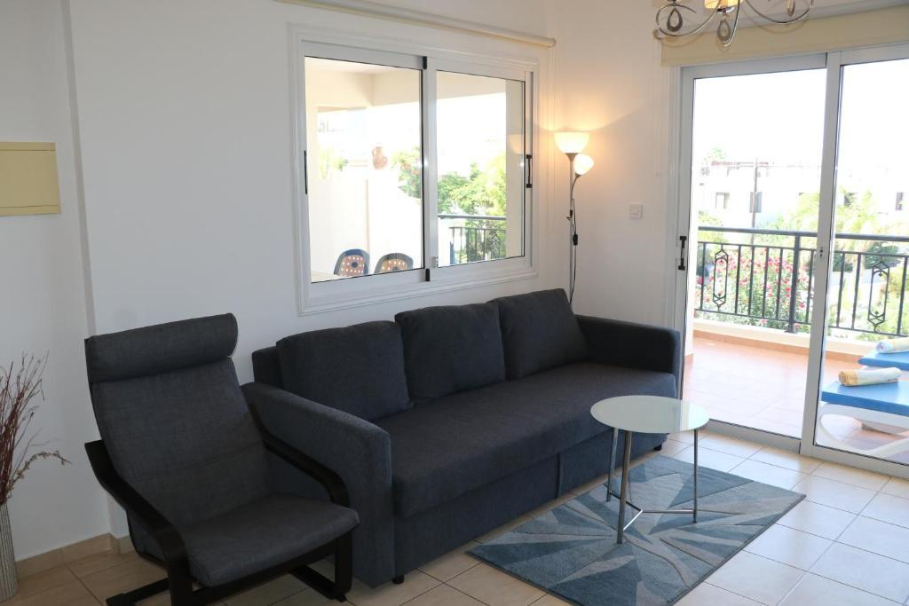 Пафос: Sunset apartment with pool & 10 mins to Venus beach