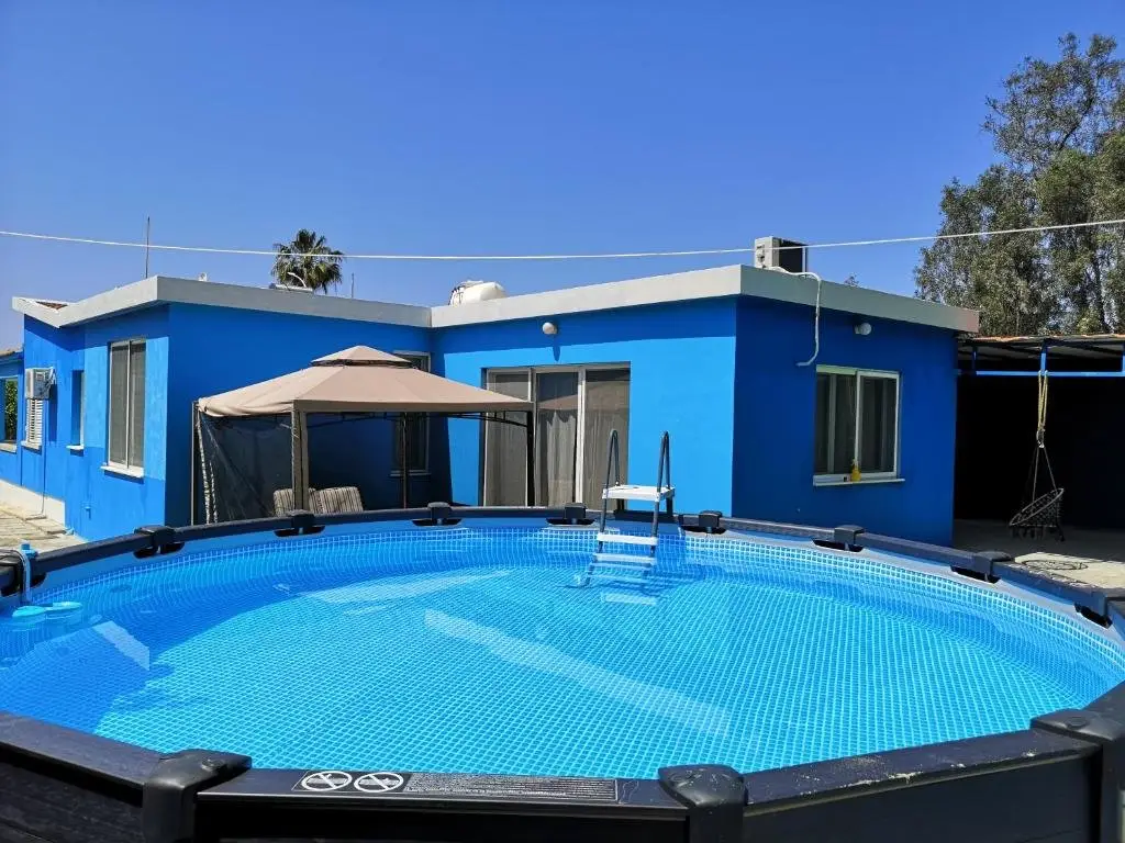 Coral Bay Villa .5 bedrooms.1 minute walk to the beach — фото 1