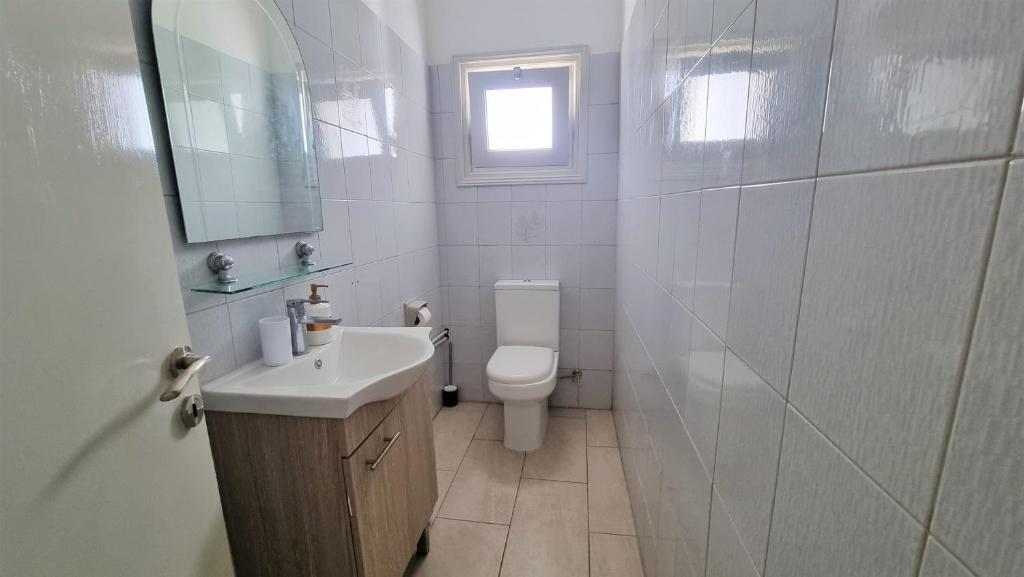 Ларнака: Comfy and Exquisite ROOMS in a Shared 3BR Apartment Near Main Harbor, City Center