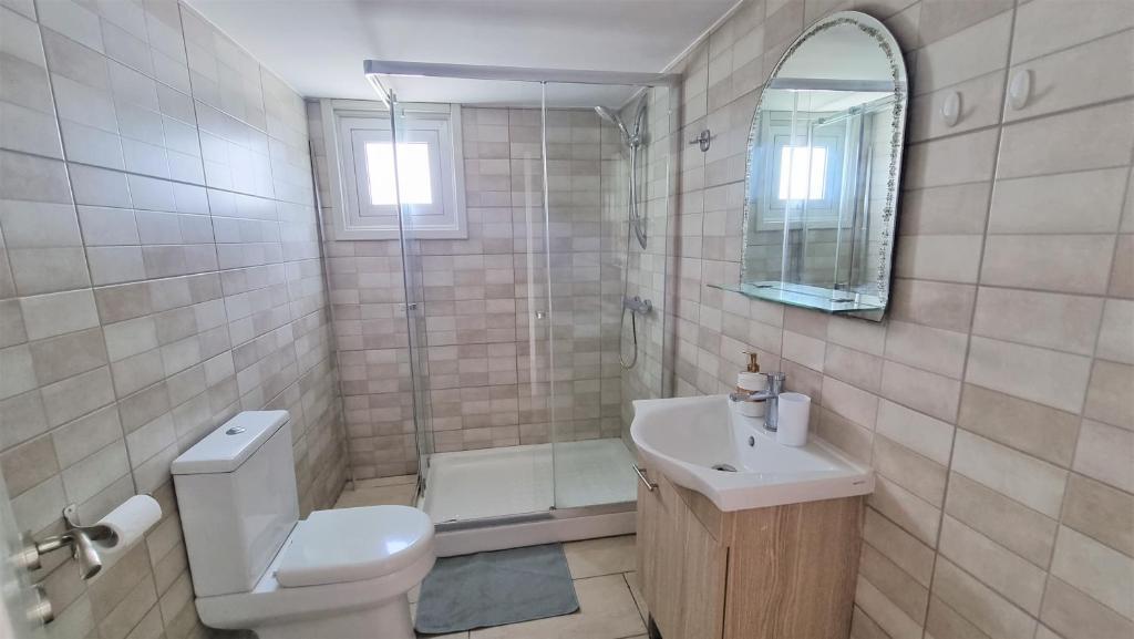 Ларнака: Comfy and Exquisite ROOMS in a Shared 3BR Apartment Near Main Harbor, City Center