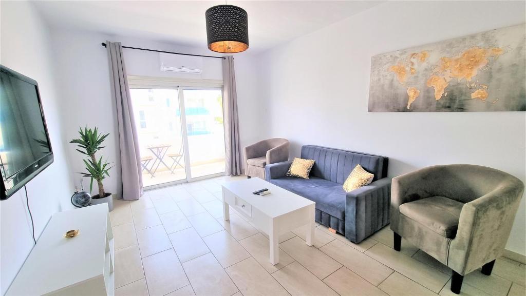 Ларнака: Comfy and Exquisite ROOMS in a Shared 3BR Apartment Near Main Harbor, City Center