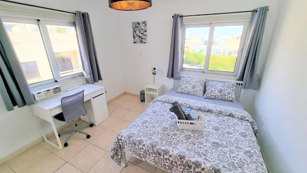 Ларнака: Comfy and Exquisite ROOMS in a Shared 3BR Apartment Near Main Harbor, City Center
