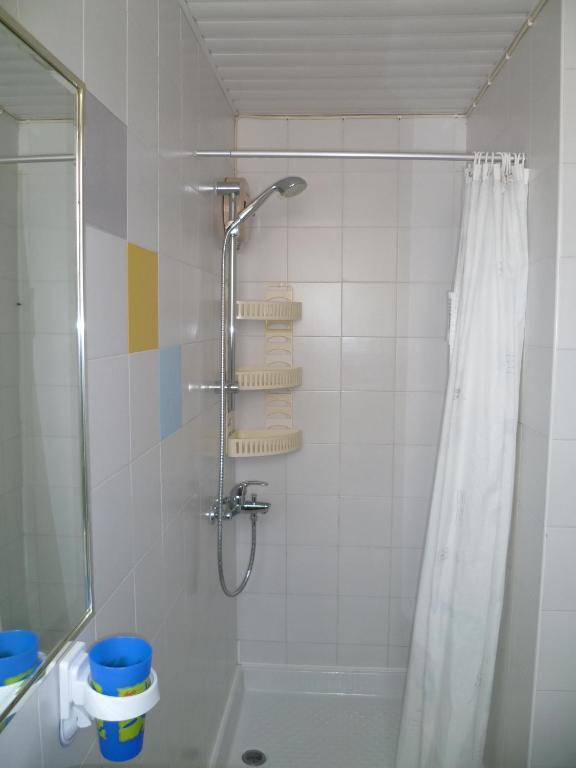 Никосия: Double room with ensuite bathroom at Datacom building