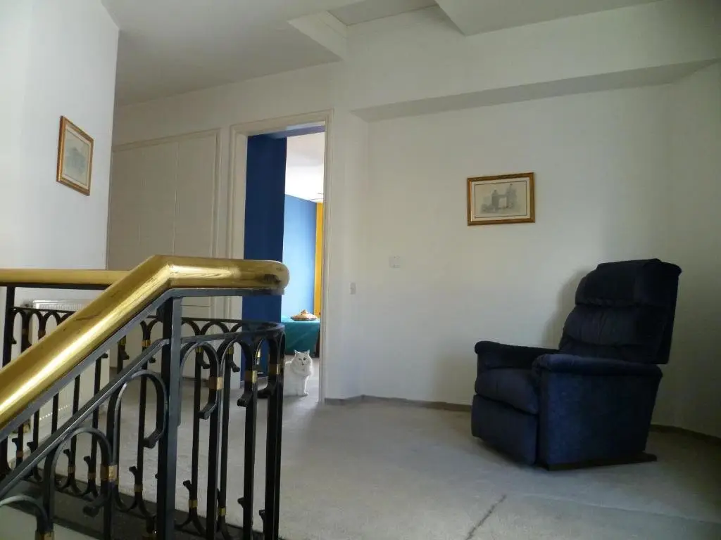 Никосия: Double room with ensuite bathroom at Datacom building