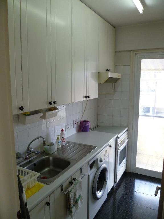 Никосия: Double room with ensuite bathroom at Datacom building