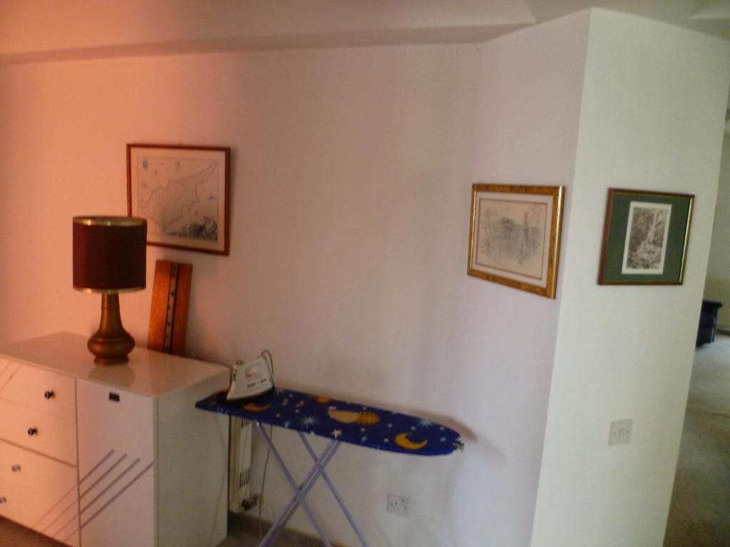 Никосия: Double room with ensuite bathroom at Datacom building