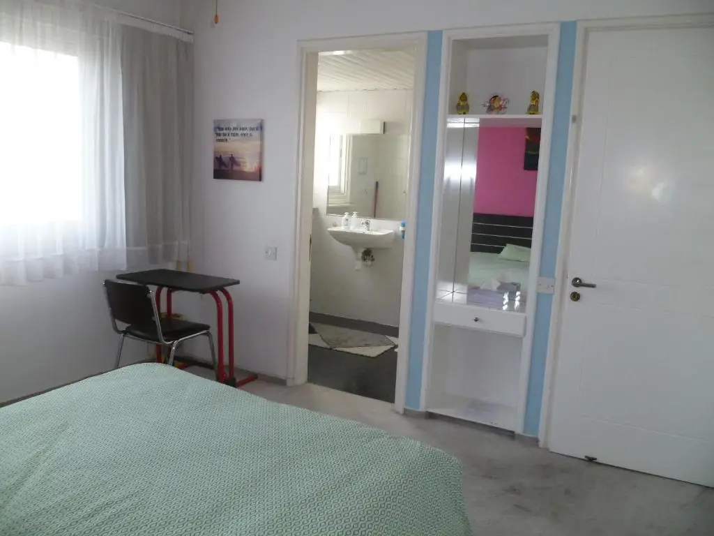 Никосия: Double room with ensuite bathroom at Datacom building
