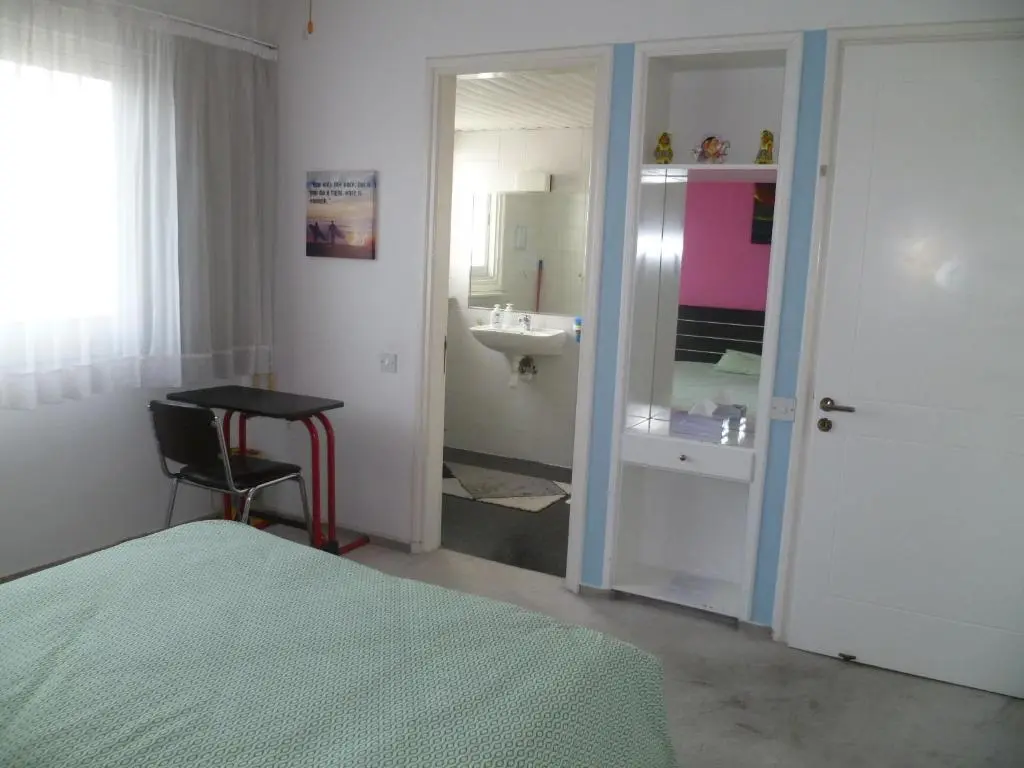 Никосия: Double room with ensuite bathroom at Datacom building