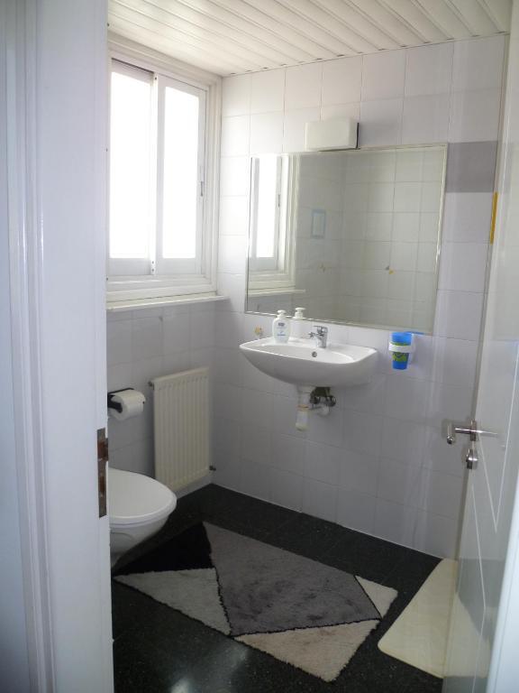 Никосия: Double room with ensuite bathroom at Datacom building