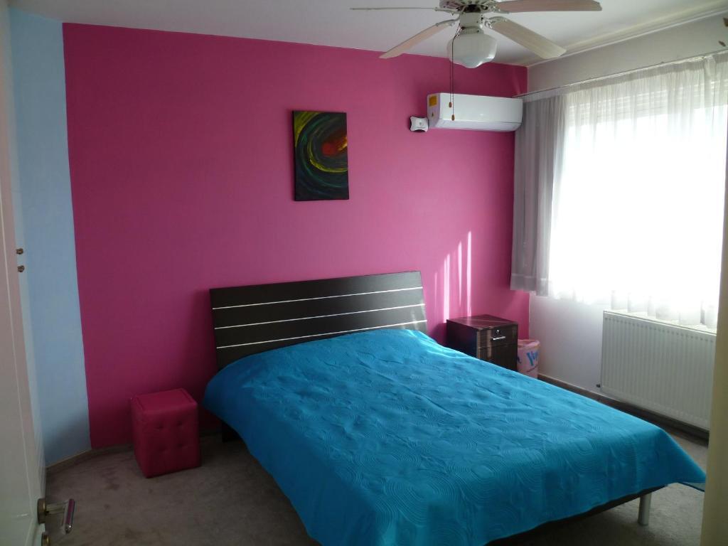 Никосия: Double room with ensuite bathroom at Datacom building