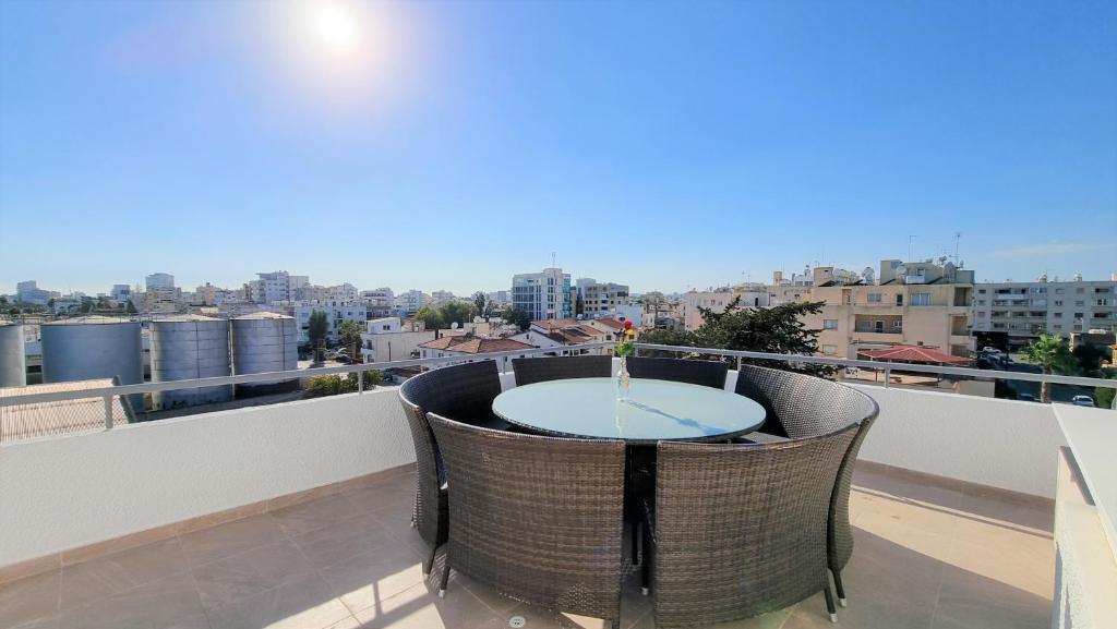 Ларнака: Apartment with 360° balcony and Direct Sea and Harbour View!