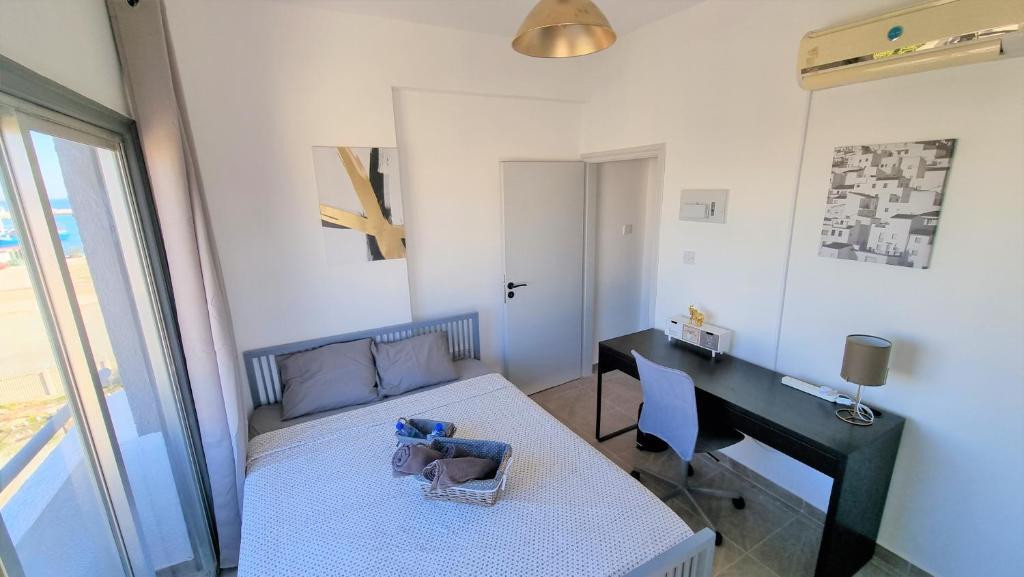 Ларнака: Apartment with 360° balcony and Direct Sea and Harbour View!