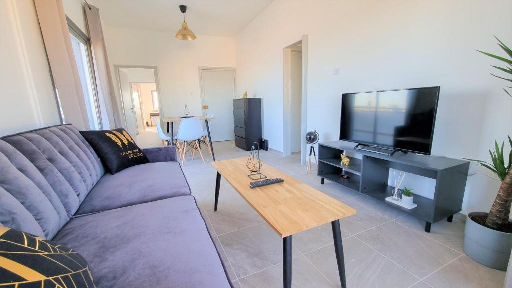 Ларнака: Apartment with 360° balcony and Direct Sea and Harbour View!