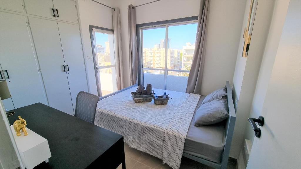 Ларнака: Apartment with 360° balcony and Direct Sea and Harbour View!
