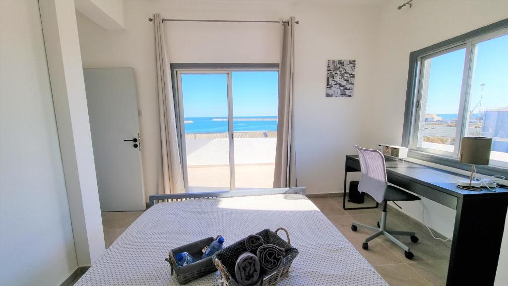 Ларнака: Apartment with 360° balcony and Direct Sea and Harbour View!