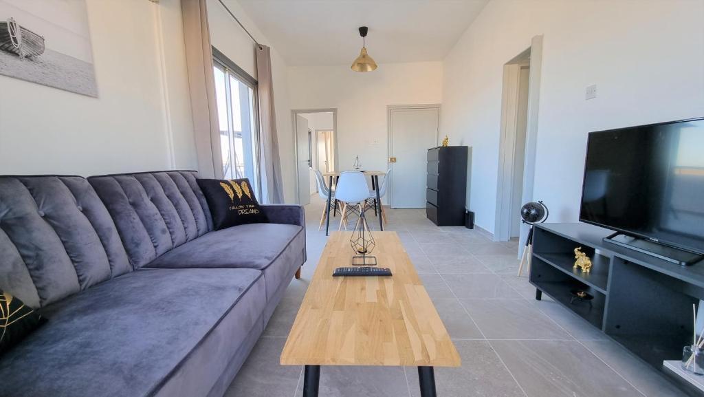 Ларнака: Apartment with 360° balcony and Direct Sea and Harbour View!