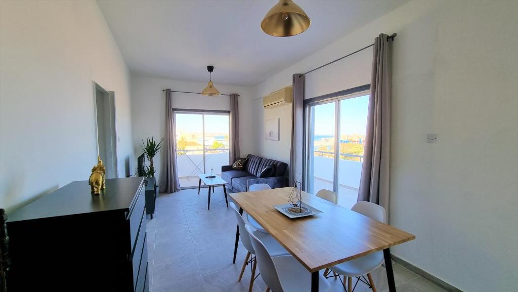 Ларнака: Apartment with 360° balcony and Direct Sea and Harbour View!