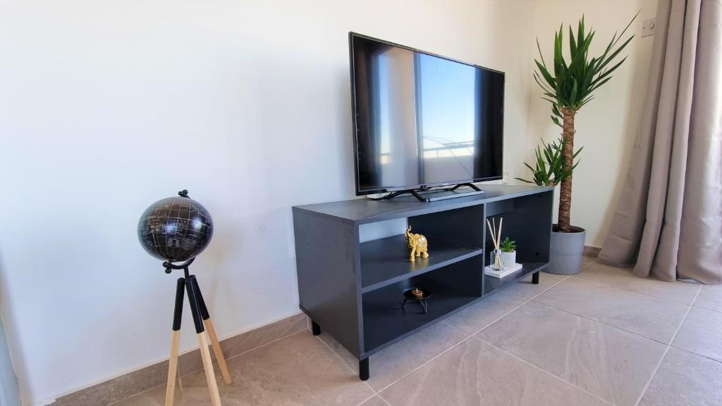 Ларнака: Apartment with 360° balcony and Direct Sea and Harbour View!