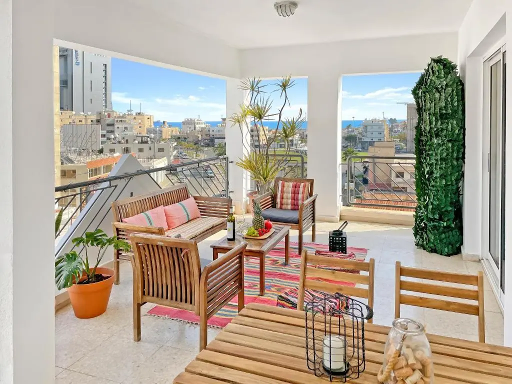 Ларнака: 2BR Seaview Penthouse in center