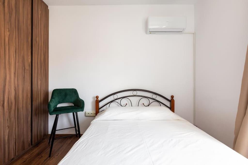 Ларнака: Sea View City Centre 3bed Apartment