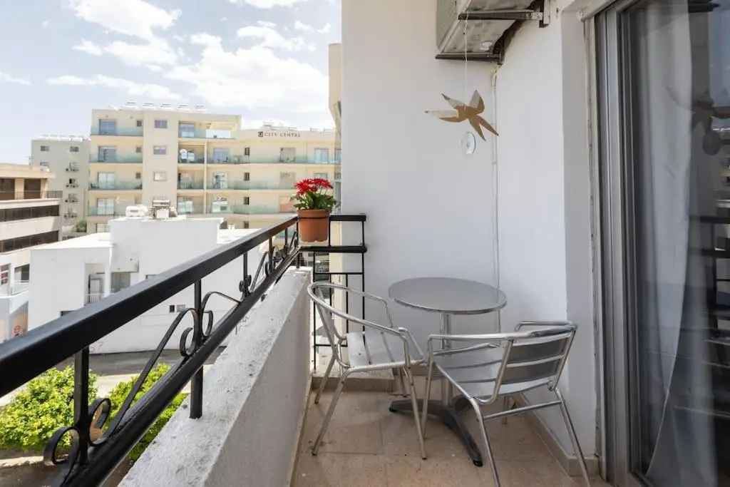 Ларнака: Sea View City Centre 3bed Apartment