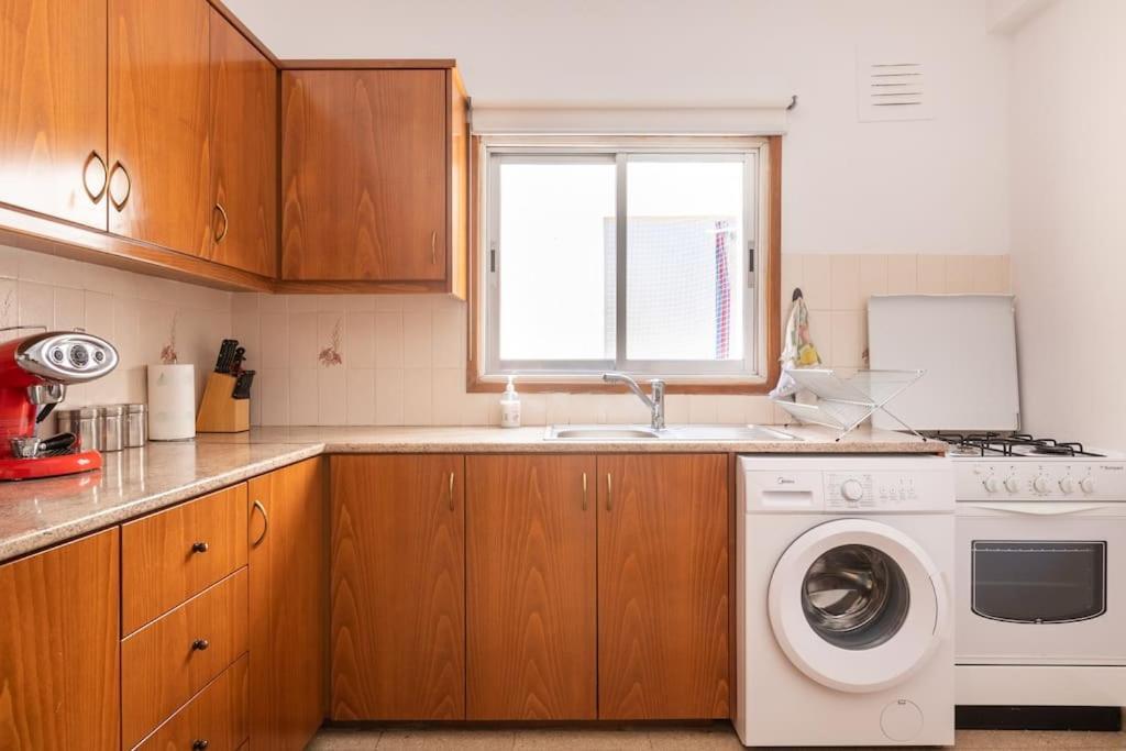 Ларнака: Sea View City Centre 3bed Apartment