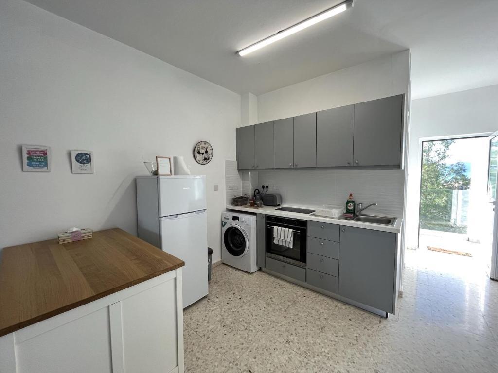 Друшиа: White House Studio with Sea View And Parking