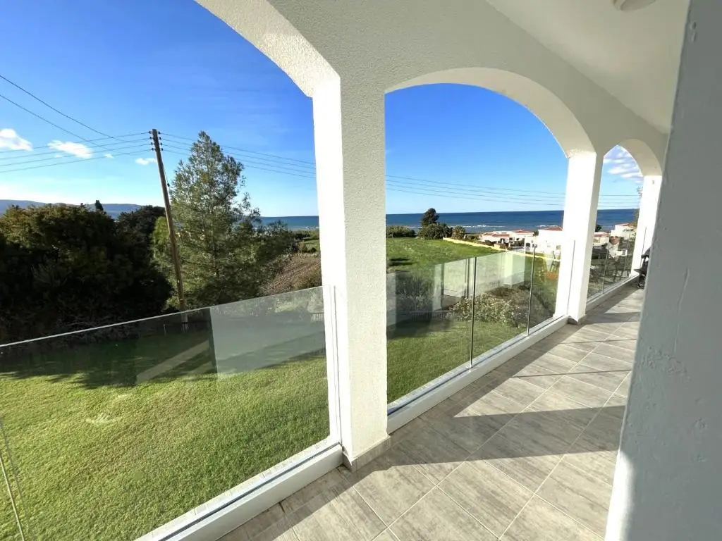Друшиа: White House Studio with Sea View And Parking