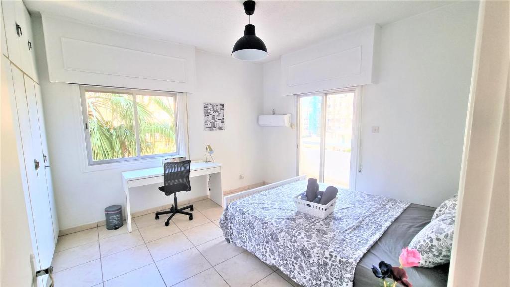 Ларнака: Comfy 2BR Apartment in the City Center, FREE PARKING and 3min walk to the beach!