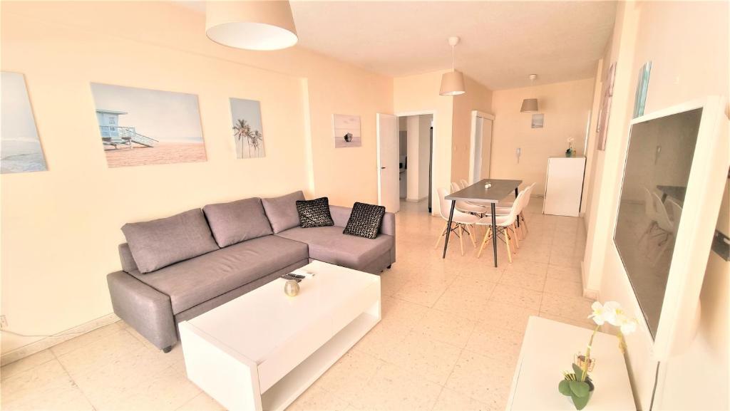 Ларнака: Comfy 2BR Apartment in the City Center, FREE PARKING and 3min walk to the beach!