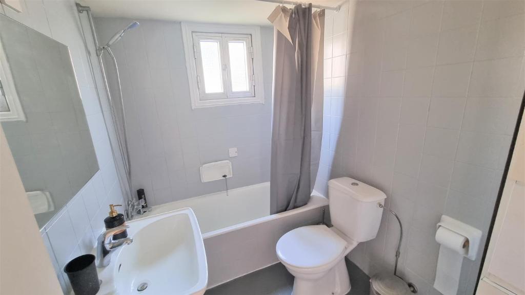 Ларнака: Comfy 2BR Apartment in the City Center, FREE PARKING and 3min walk to the beach!