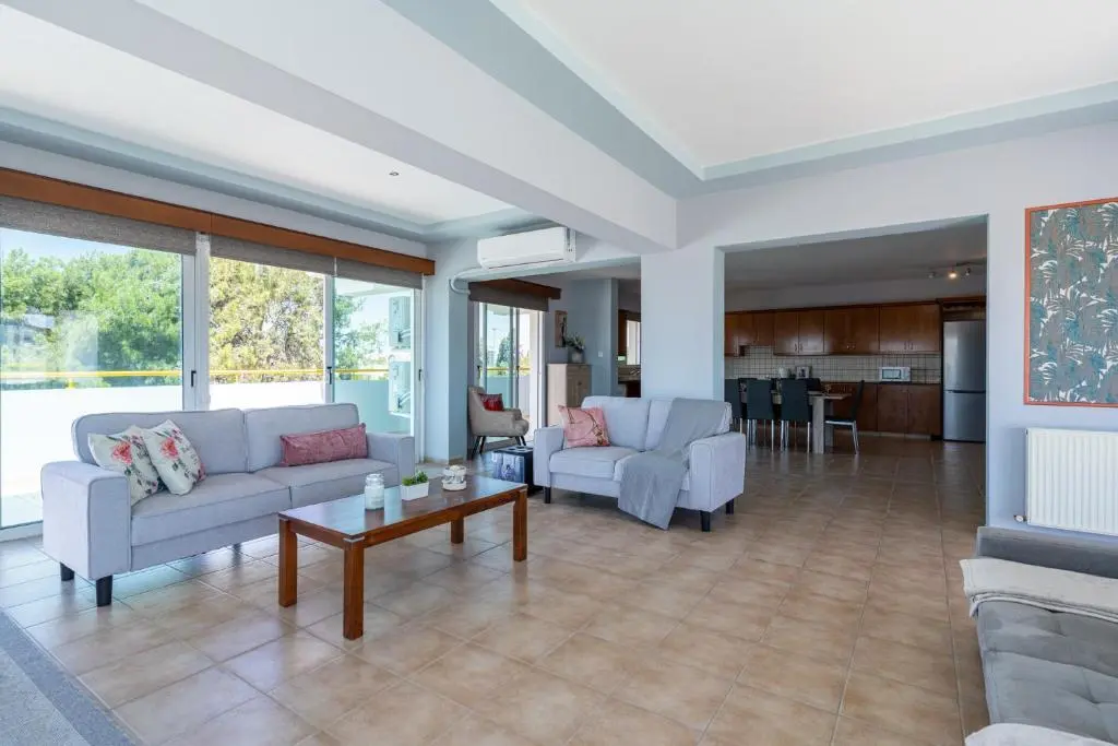Ларнака: Melograno 3-Br Apt W/ Terrace in Larnaca