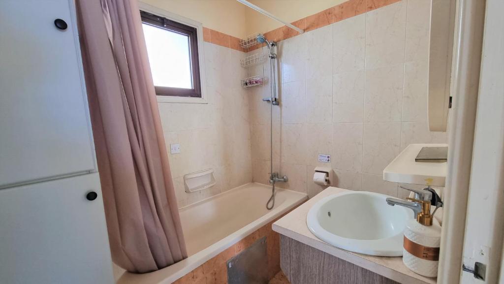 Ларнака: Comfy Rooms + Near SALT LAKE + 100MBit Internet + Shared Apartment