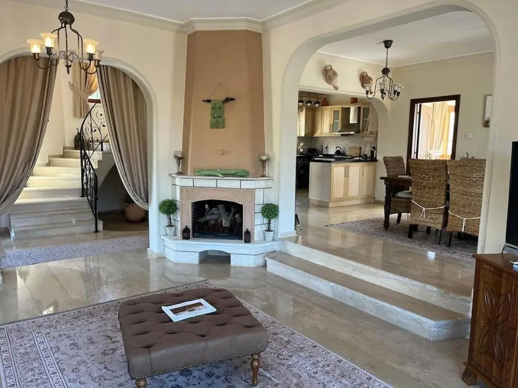Гекиткале: 4 Bedroom (Sleeps 8) Villa in Esentepe