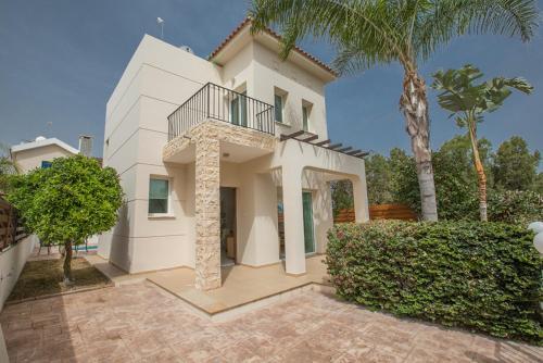 The Ultimate 5 Star Holiday Villa in Paralimni with Private Pool And Close To the Beach, Paralimni Villa 1308 — фото 1