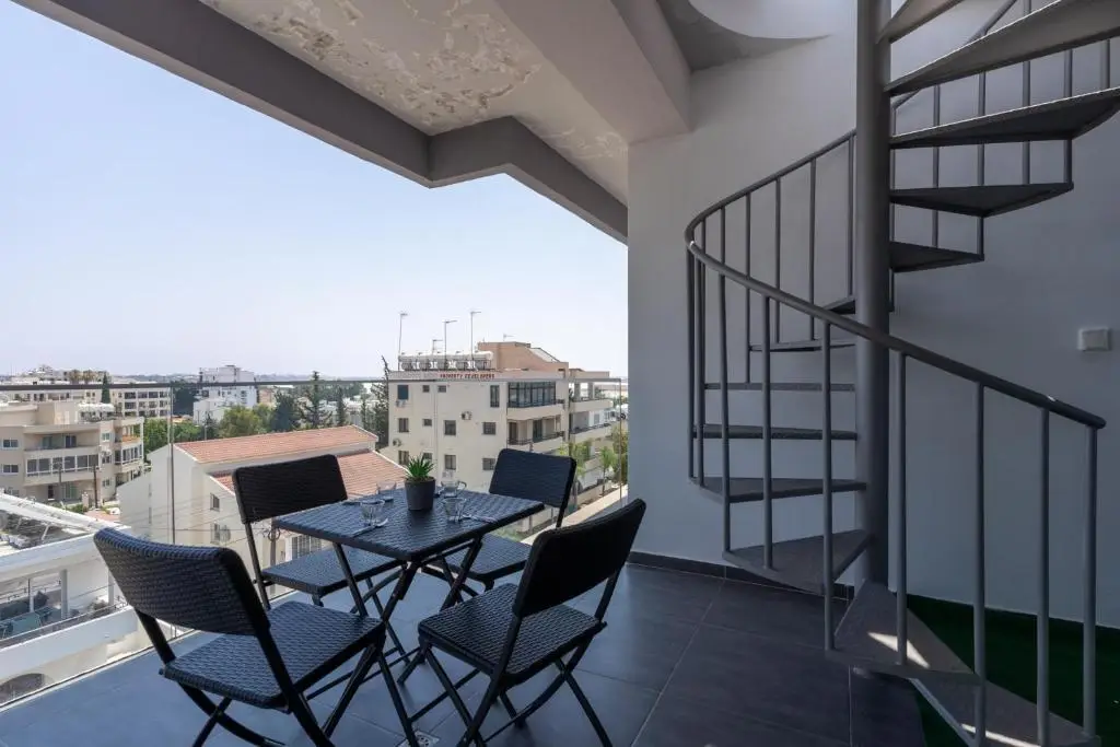 Ларнака: Jay's Penthouse 2-Br Apt W/ Terrace in Larnaca