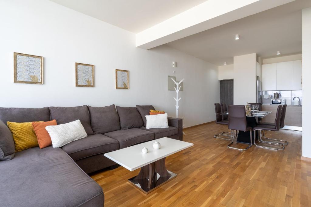 Jay's Penthouse 2-Br Apt W/ Terrace in Larnaca — фото 1