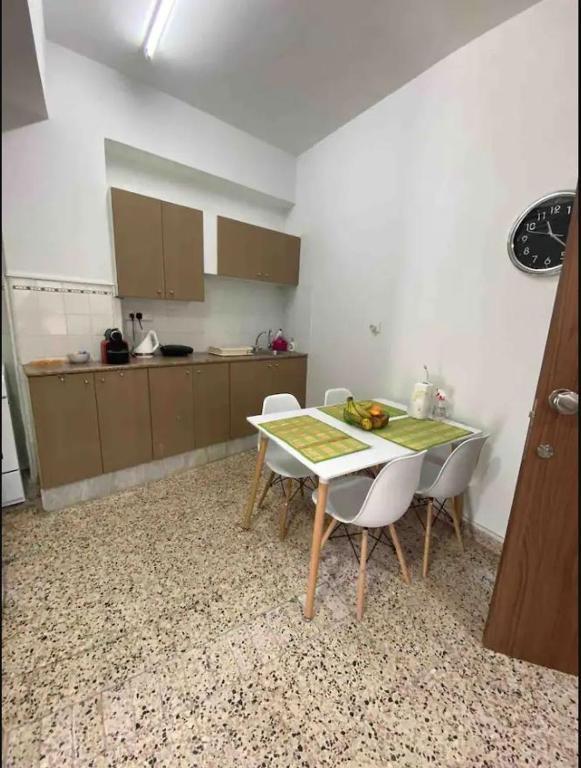 Ларнака: 2 bedroom apt in Ermou 4 minute walk beach