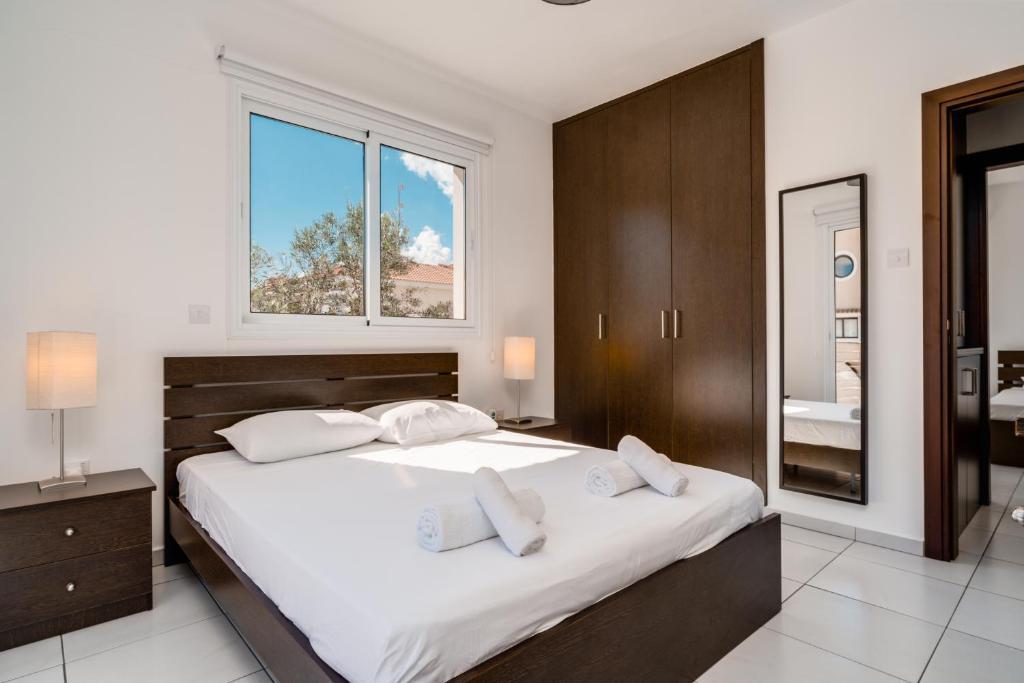 Паралимни: Lovely 2 Bedroom Family Apartment w/ Pool