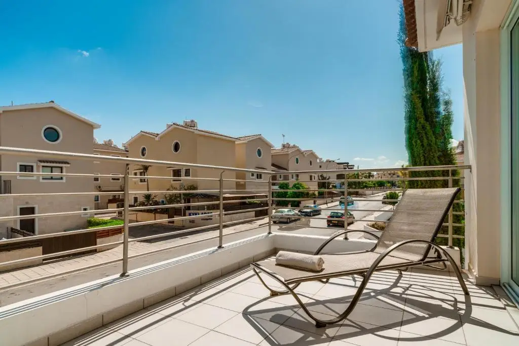 Lovely 2 Bedroom Family Apartment w/ Pool — фото 1