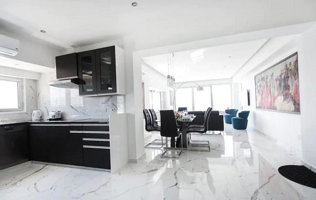 Лимассол: 3Br Seaview Limassol