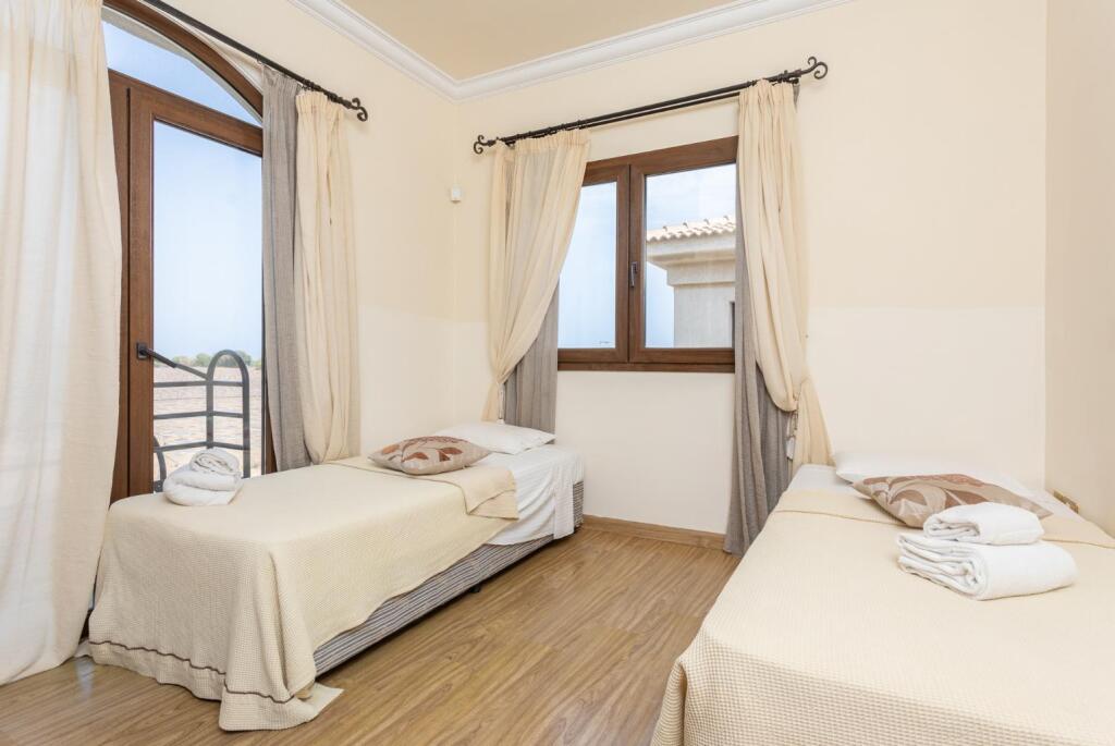 Паралимни: Villa Brigitte