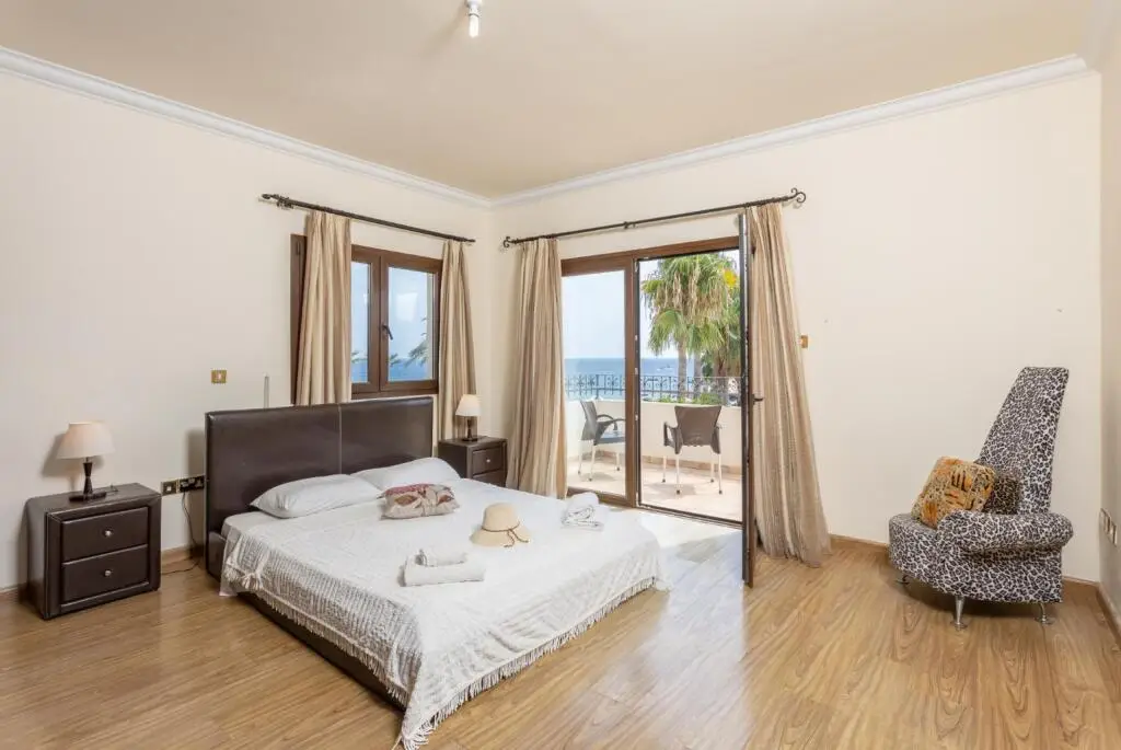 Паралимни: Villa Brigitte
